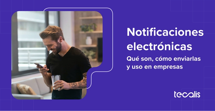 Persona recibiendo notificación electrónica en móvil