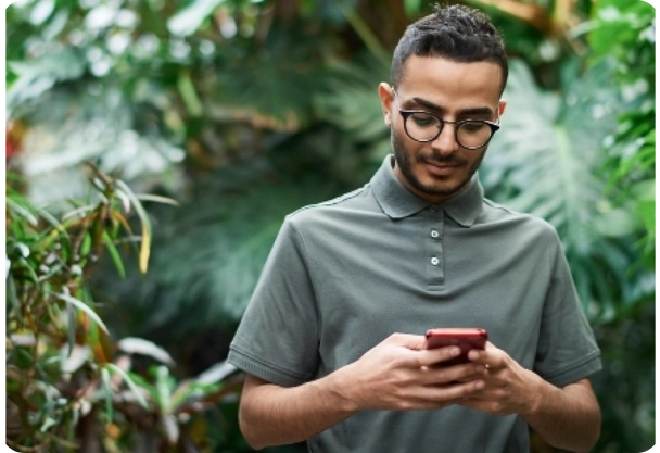 Hombre accediendo a su app de trabajo | Man accessing to his job's app