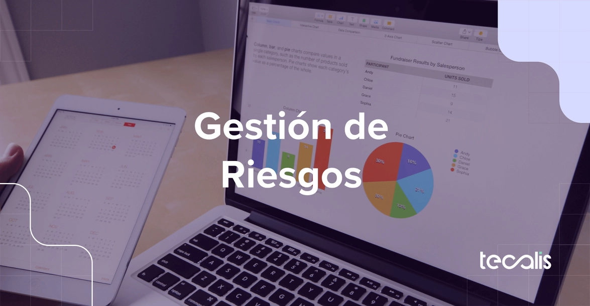 Persona calculando riesgos en ordenador