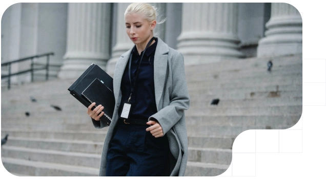 mujer saliendo del parlamento